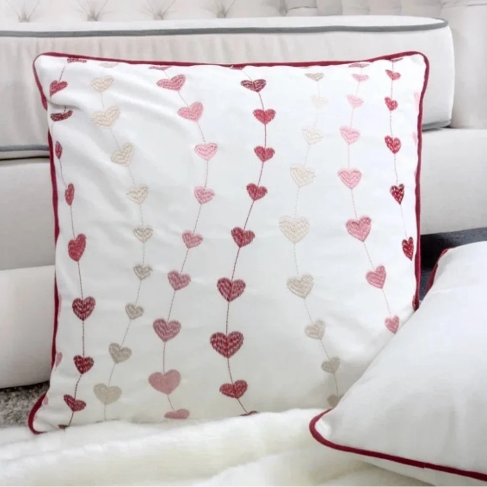 NWOT Duplantis Embroidery White/Pink Heart Patterned Valentine’s Day Pillow ❤️